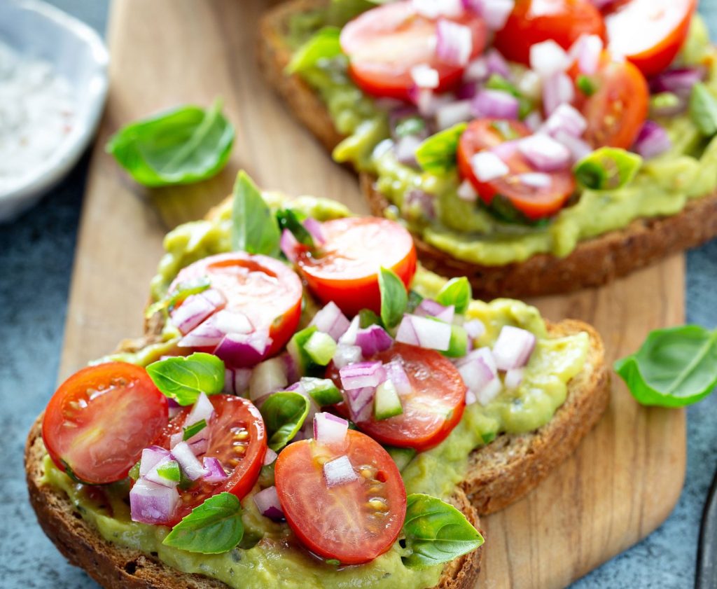 Aperitieftoast met guacamole en kerstomaatjes