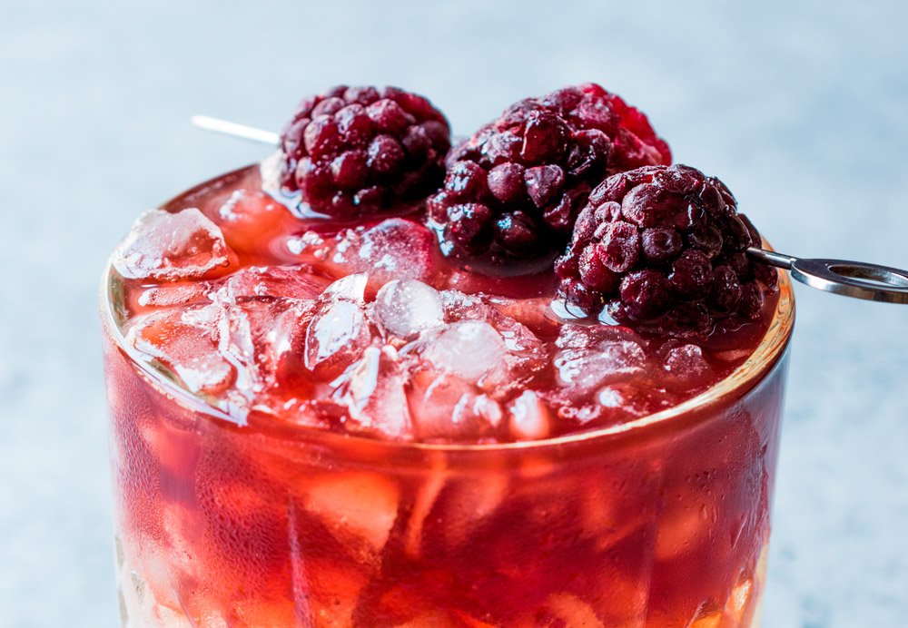 Mocktail met gember, braambes en citroen