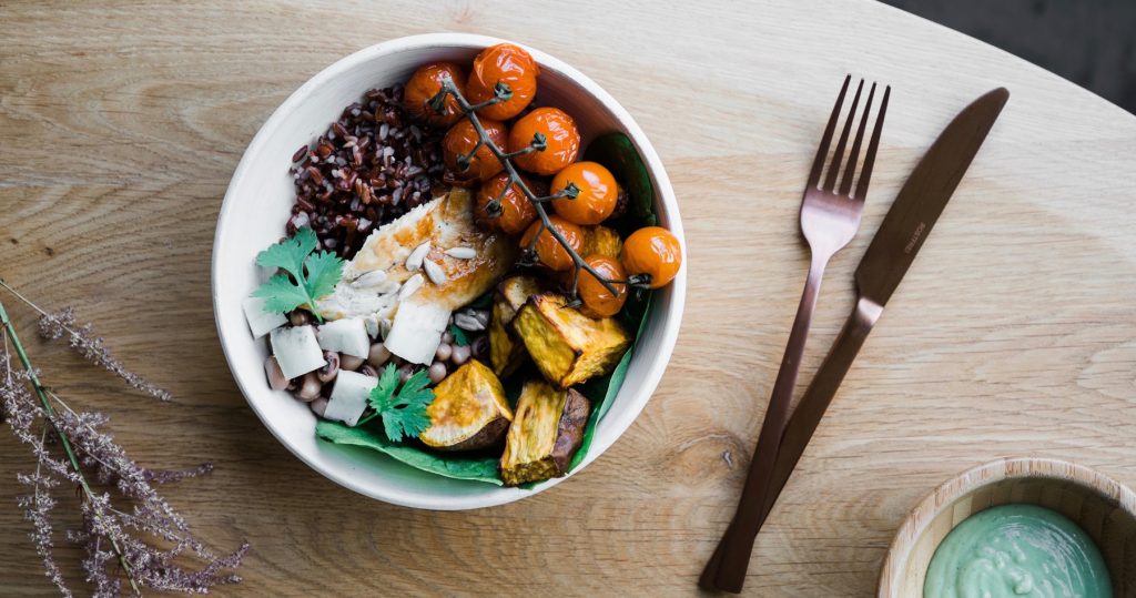 Buddha bowl met avocado en kip