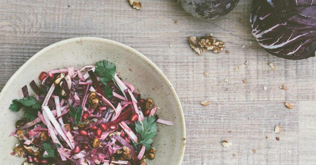 Biet en knolseldersalade met gekarameliseerde walnoten