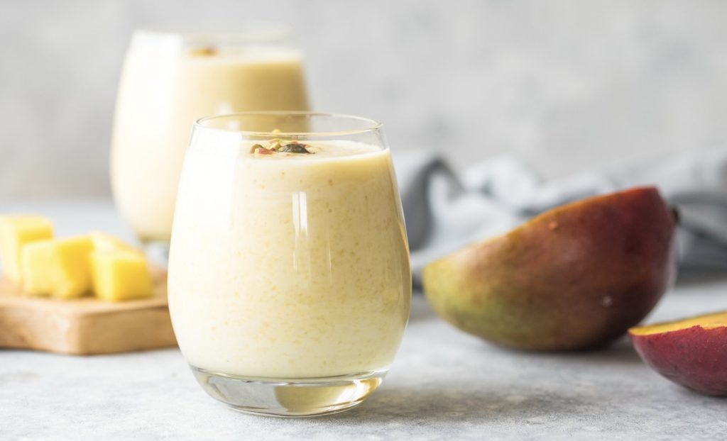 Mango-kurkuma kombucha smoothie