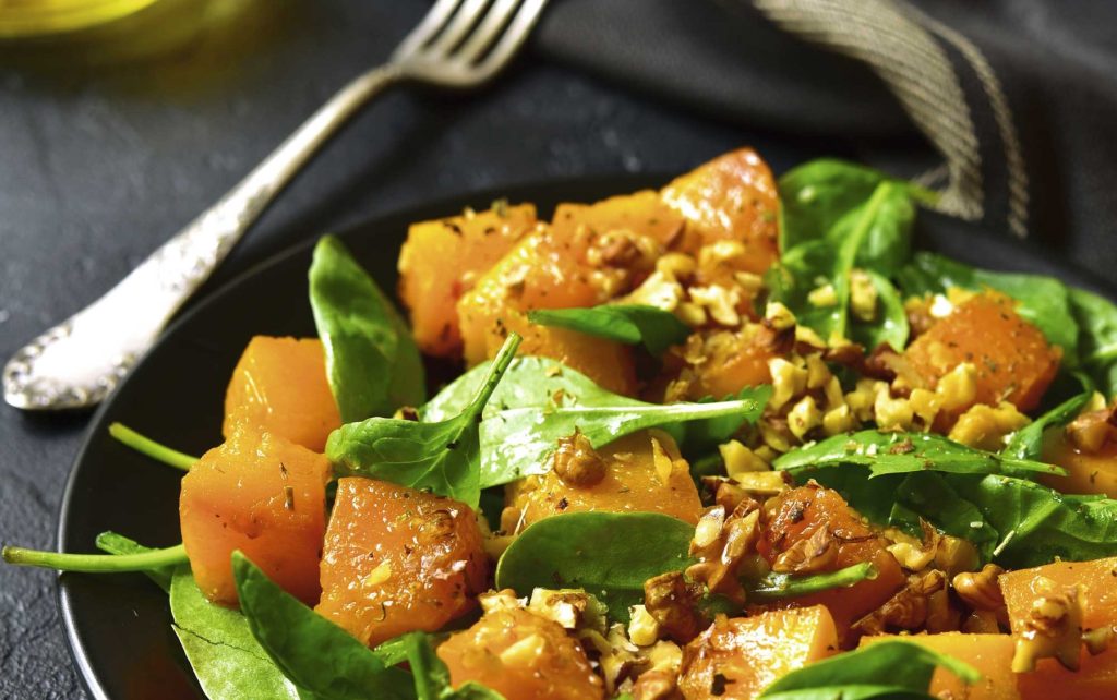 Geroosterde pompoensalade met spinazie en walnoten