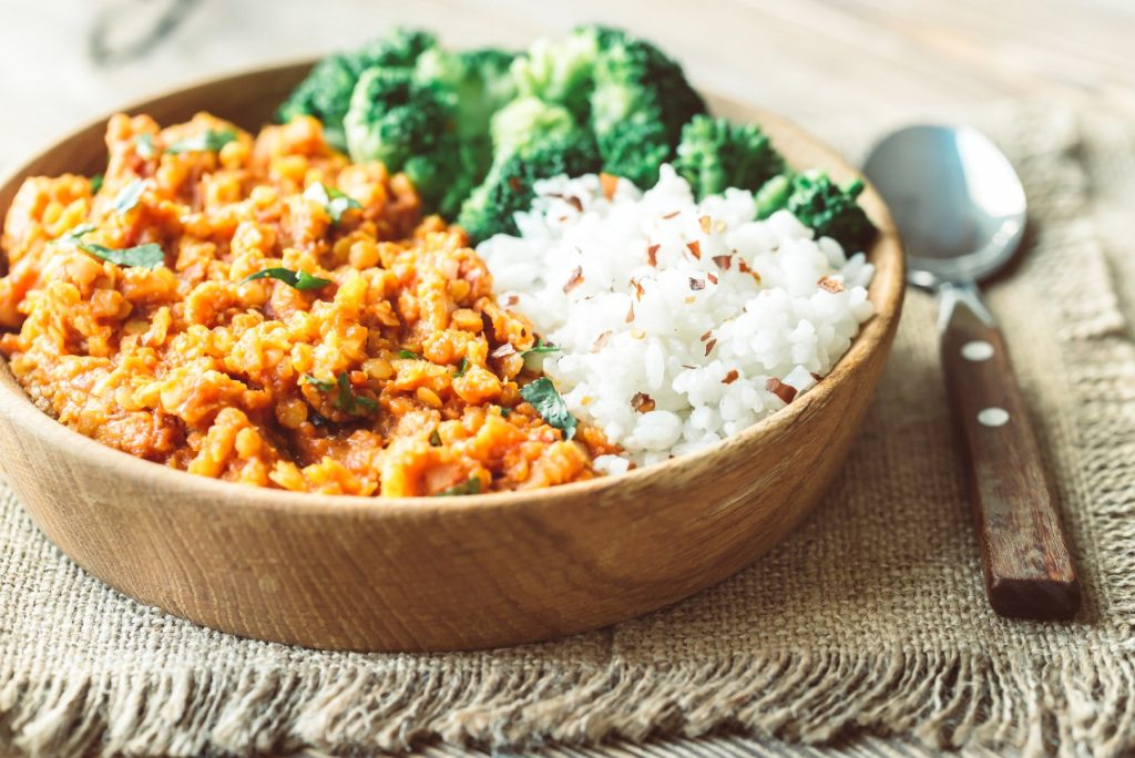 Curry van linzen en broccoli