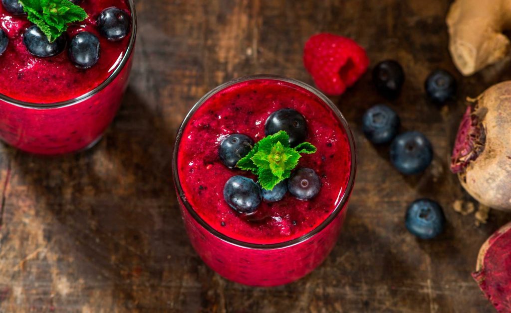 Smoothie met biet en bosbes