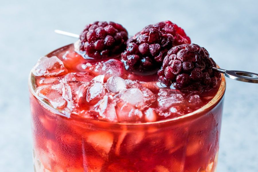 Mocktail met gember, braambes en citroen