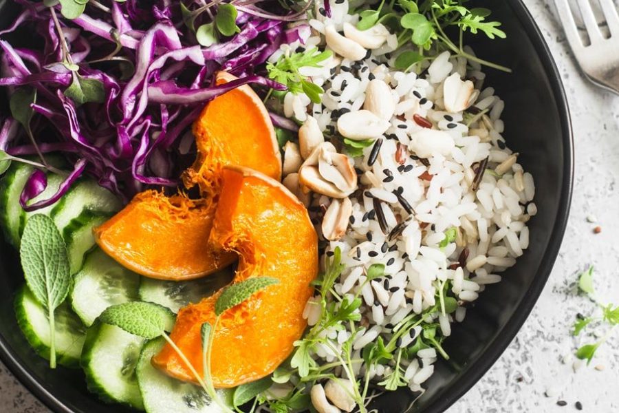 Buddha bowl met wilde rijst en geroosterde pompoen