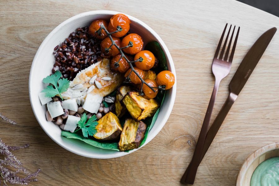 Buddha bowl met avocado en kip
