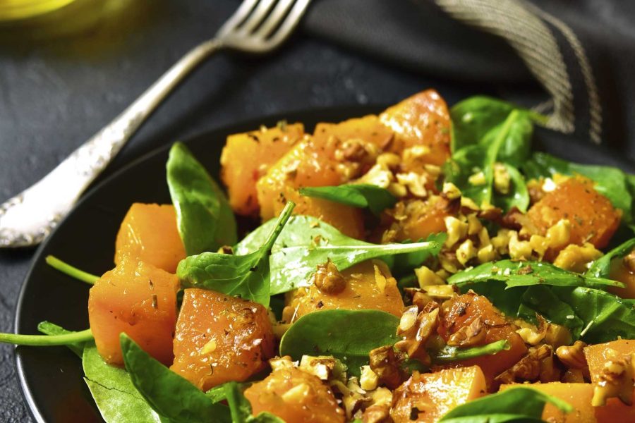 Geroosterde pompoensalade met spinazie en walnoten